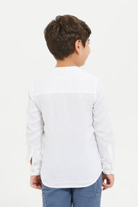 قميص ماندارين باللون الأبيض للأولاد الصغار