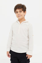 Load image into Gallery viewer, قميص مخطط بقبعة باللون البيج الفاتح للأولاد الصغار

