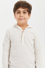 Load image into Gallery viewer, قميص مخطط بقبعة باللون البيج الفاتح للأولاد الصغار
