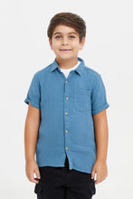 Load image into Gallery viewer, طقم قميص وتيشيرت باللون الأزرق والأبيض للأولاد الصغار (قطعتين)
