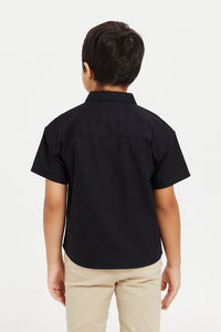 قميص واسع باللون الأسود للأولاد الصغار