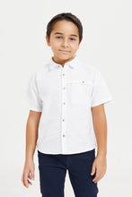 Load image into Gallery viewer, قميص واسع باللون الأبيض للأولاد الصغار
