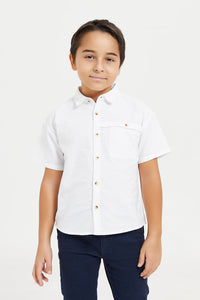 قميص واسع باللون الأبيض للأولاد الصغار