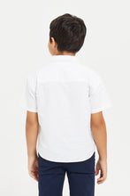 Load image into Gallery viewer, قميص واسع باللون الأبيض للأولاد الصغار
